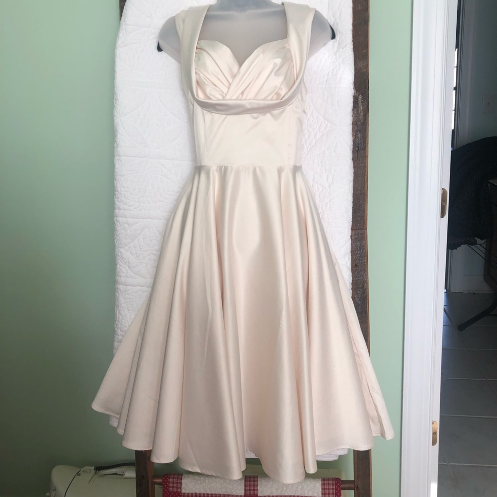 Gorgeous ivory retro dress. Perfect for wedding, parties. Pockets, side zipper